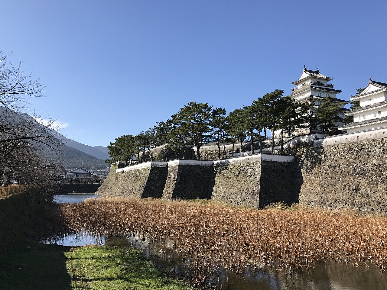 島原城の天守閣と水堀
